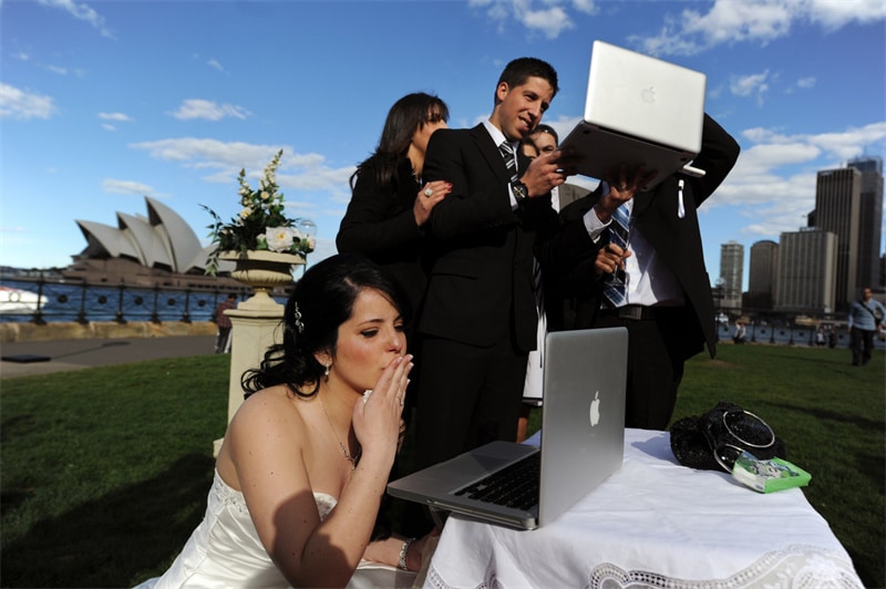 Avoid being online on the wedding day