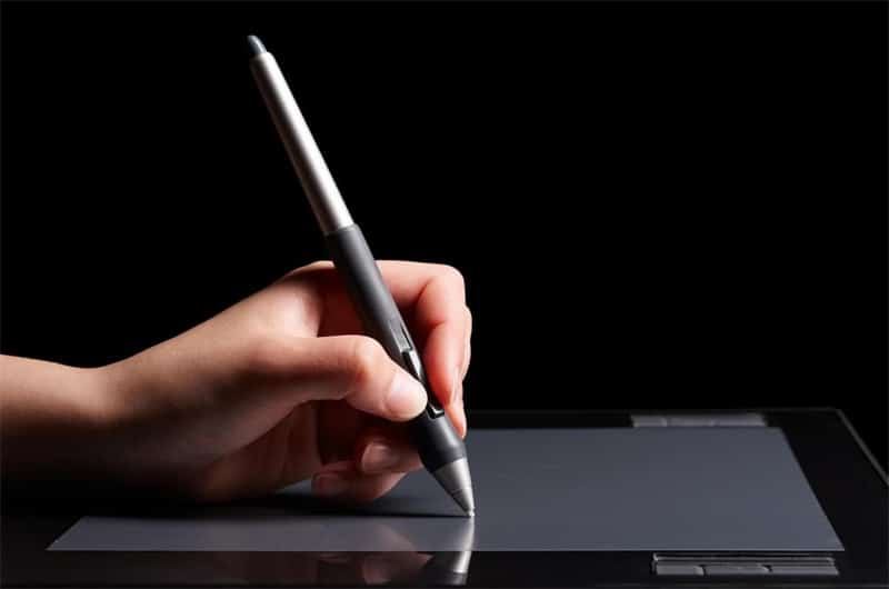 How does a drawing tablet locate and track the position of the stylus